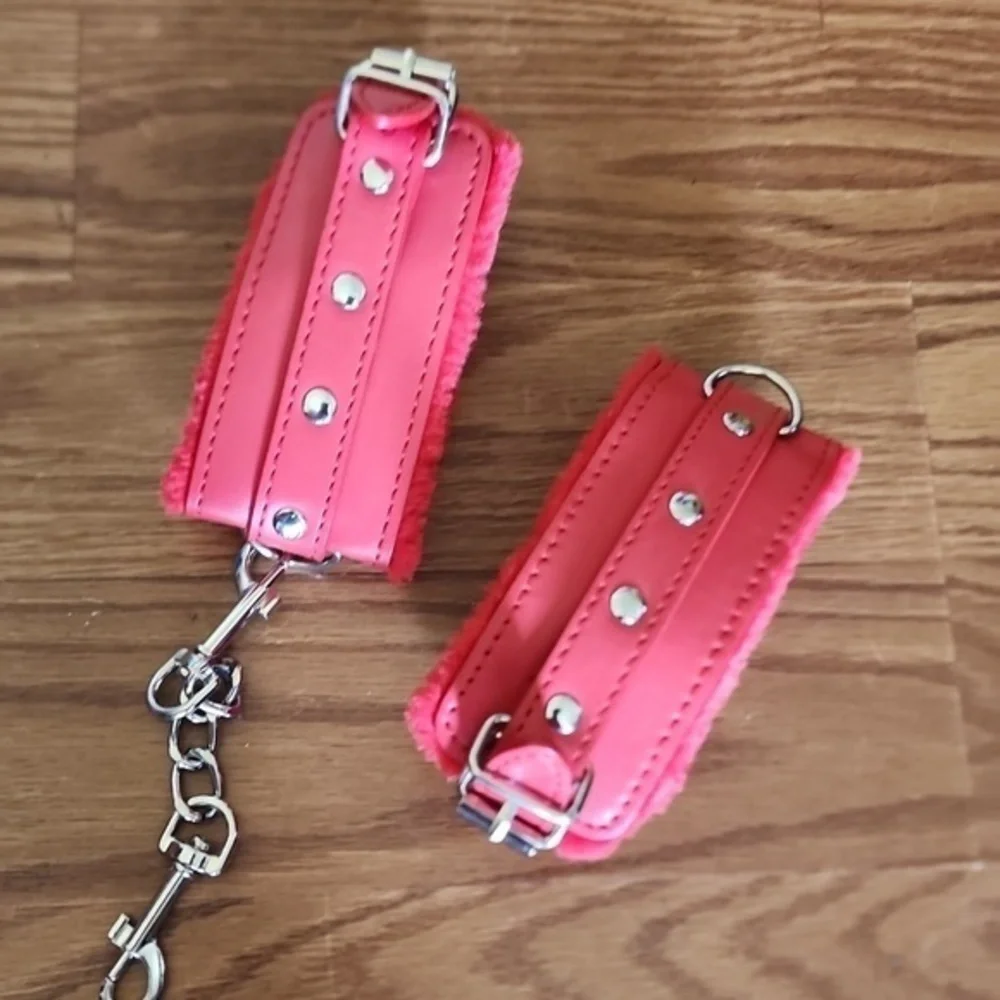 Red furry cuffs‎ New with a chain